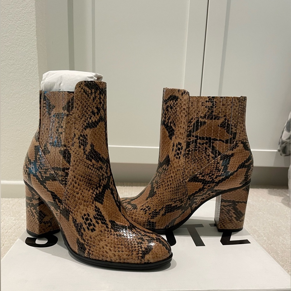 Schutz Fabricia Snakeskin-Embossed Leather Ankle Boots